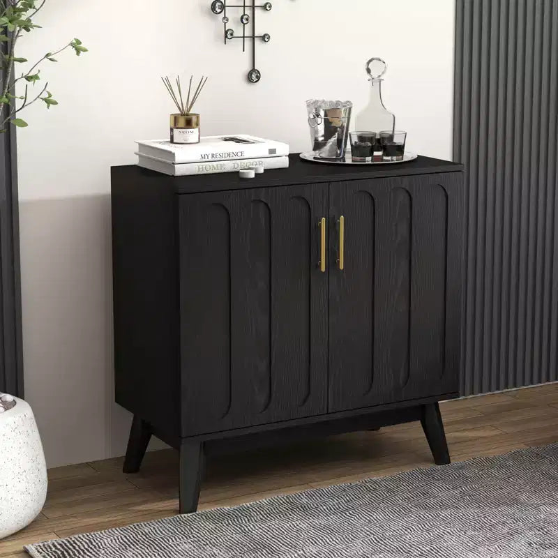 Un buffet encastré de style moderne du milieu du siècle avec une barre de levage réglable et des pieds en bois massif, adapté au salon.