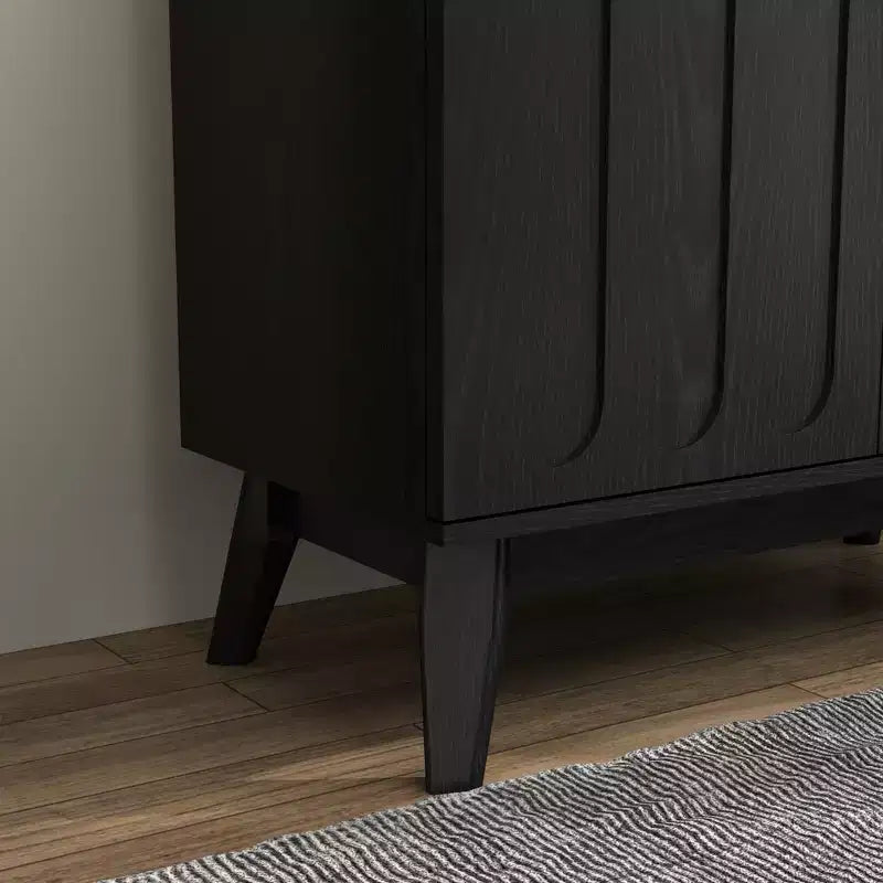 Un buffet encastré de style moderne du milieu du siècle avec une barre de levage réglable et des pieds en bois massif, adapté au salon.