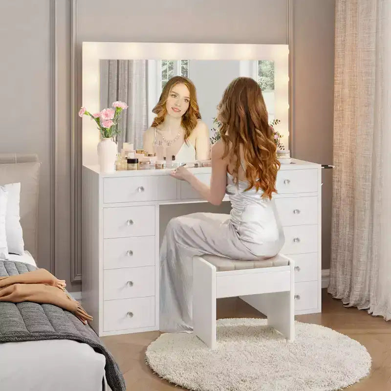 Coiffeuse avec prise de courant, 11 tiroirs de rangement avec miroir et 12 lumières LED, idéale pour les chambres
