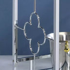 Chariot de service Buncrana en verre trempé chromé : motifs quadrilobe contemporains, étagères en verre trempé