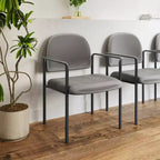 Chaise de réception latérale empilable en acier avec accoudoirs, modèle Confort