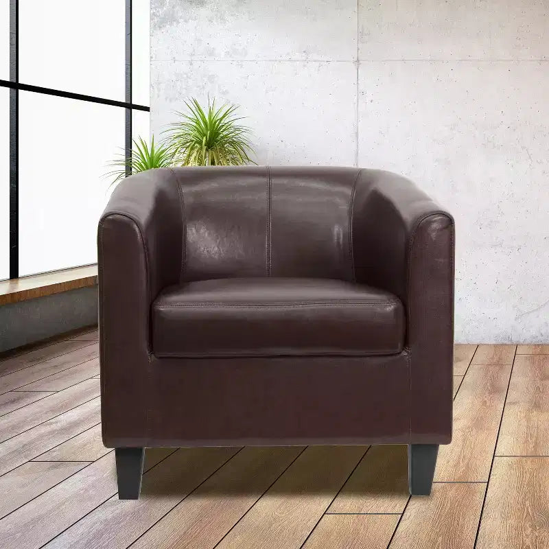 Fauteuil de salon en cuir avec accoudoirs inclinés