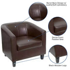 Fauteuil de salon en cuir avec accoudoirs inclinés