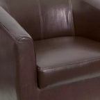 Fauteuil de salon en cuir avec accoudoirs inclinés