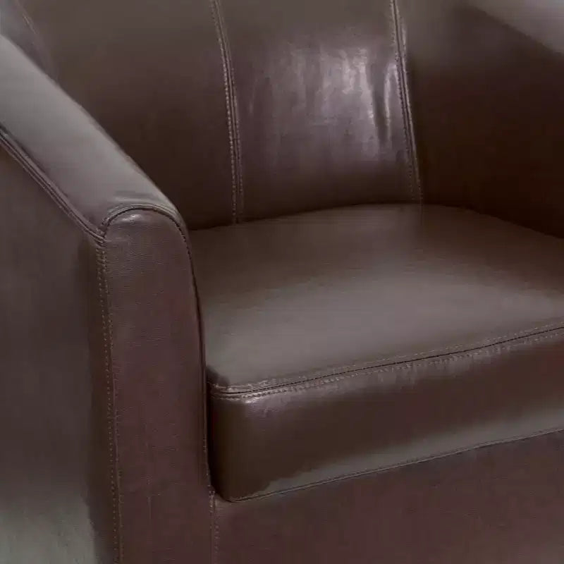 Fauteuil de salon en cuir avec accoudoirs inclinés