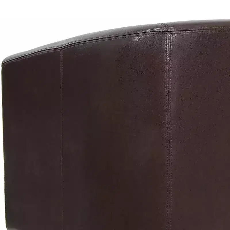 Fauteuil de salon en cuir avec accoudoirs inclinés