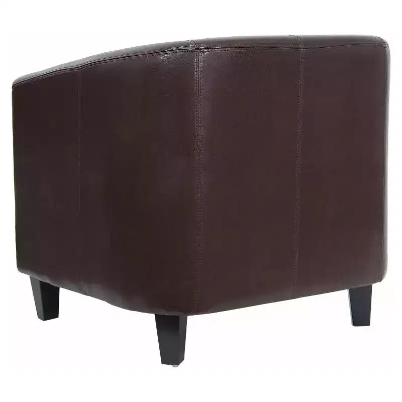 Fauteuil de salon en cuir avec accoudoirs inclinés