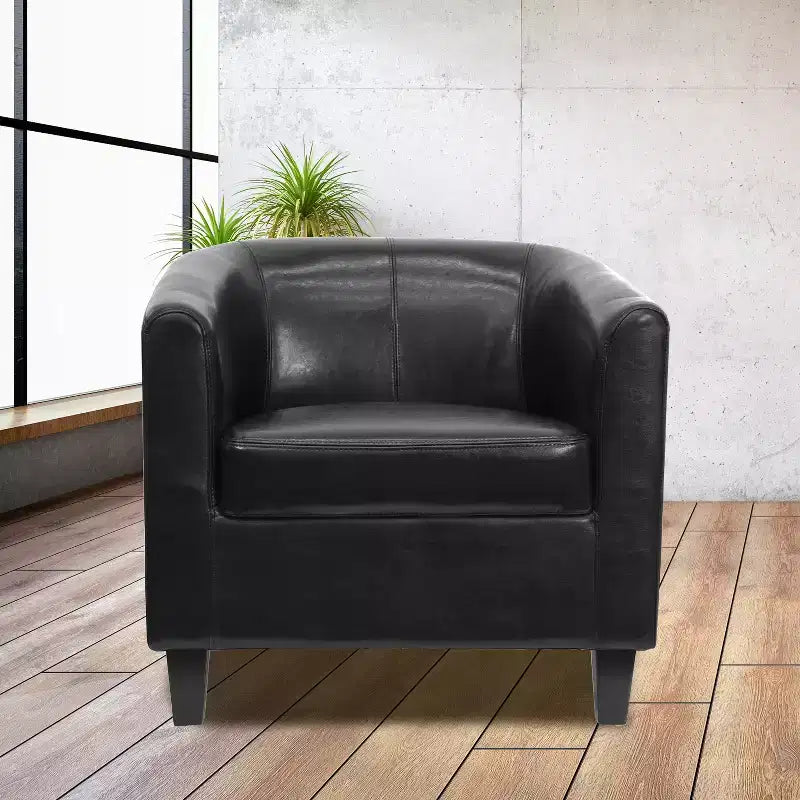 Fauteuil de salon en cuir avec accoudoirs inclinés