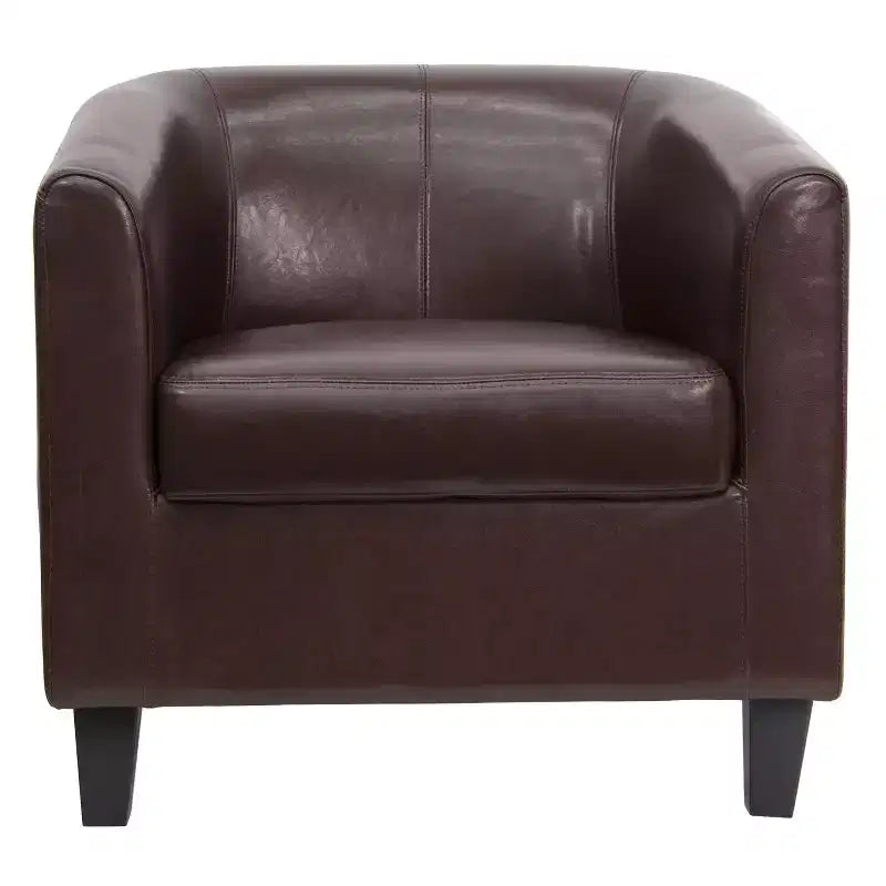 Fauteuil de salon en cuir avec accoudoirs inclinés