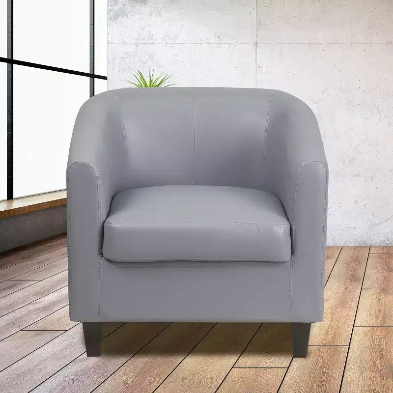 Fauteuil de salon en cuir avec accoudoirs inclinés