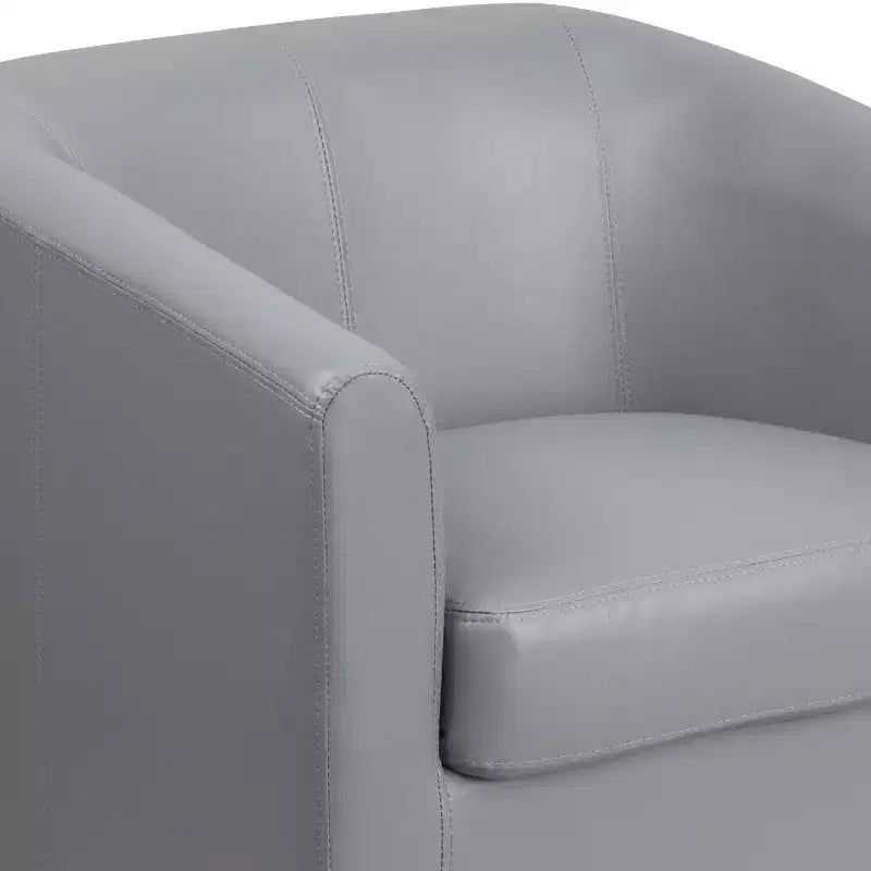Fauteuil de salon en cuir avec accoudoirs inclinés