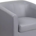 Fauteuil de salon en cuir avec accoudoirs inclinés
