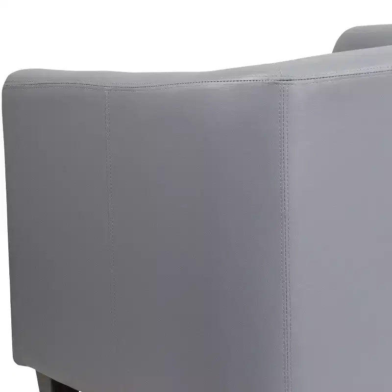Fauteuil de salon en cuir avec accoudoirs inclinés
