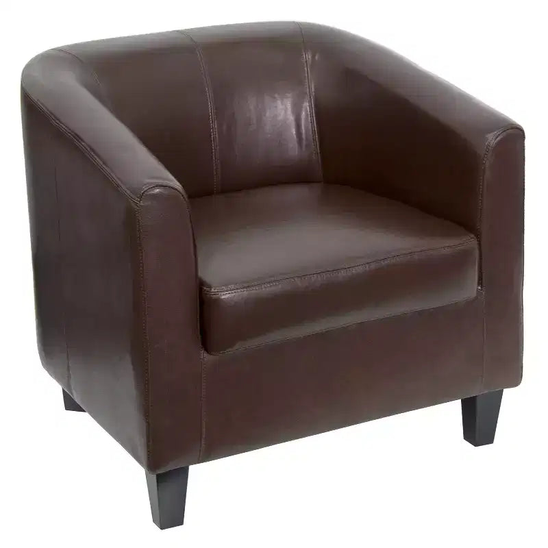 Fauteuil de salon en cuir avec accoudoirs inclinés